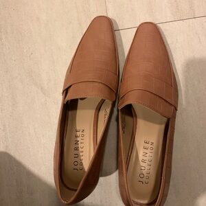 Journee Collection Women’s Brown Croc-Embossed Loafer Pump. Beautiful condition